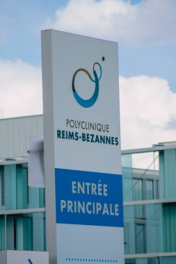 Reims şehir merkezindeki karayolu kullanıcısına bilgi sağlamak için yolun kenarında ya da üzerinde dikilen Fransa 15 Nisan 2021 Sokak tabelası veya yol tabelası