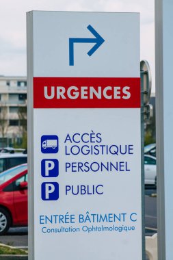 Reims şehir merkezindeki karayolu kullanıcısına bilgi sağlamak için yolun kenarında ya da üzerinde dikilen Fransa 15 Nisan 2021 Sokak tabelası veya yol tabelası