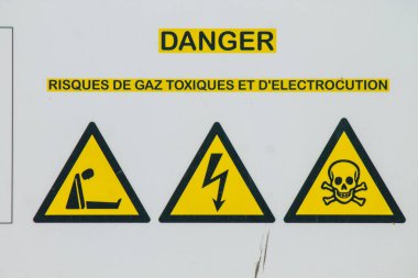 Reims 'deki Fransa 15 Nisan 2021 yağmur suyu taşıma istasyonu ziftinden ve şehirdeki tüm su geçirmez yüzeylerden yağmur suyu aktığını, deliklerin yağmur suyu toplayıcılarına su akışını sağladığını söylüyor.