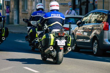 Fransa 'da 15 Nisan 2021 Coronavirus salgını sırasında sokaklarda dolaşan polis motosikleti Fransa' yı vuruyor.