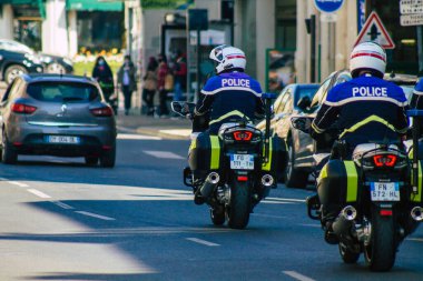 Fransa 'da 15 Nisan 2021 Coronavirus salgını sırasında sokaklarda dolaşan polis motosikleti Fransa' yı vuruyor.