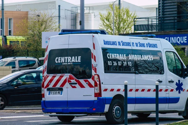 Coronavirus Salgını Sırasında Fransa Nisan 2021 Reims Caddelerinden Geçen Ambulans — Stok fotoğraf