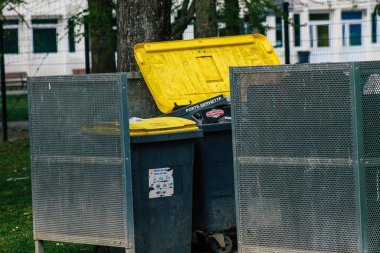 Reims şehir merkezinde yer alan Fransa Reims 15 Nisan 2021 çöp konteynırı