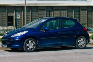 Reims caddelerine park etmiş Fransa 15 Nisan 2021 Peugeot otomobili