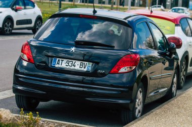 Reims caddelerine park etmiş Fransa 15 Nisan 2021 Peugeot otomobili