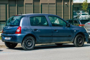 Reims caddelerine park etmiş Fransa Reims 15 Nisan 2021 Renault otomobili