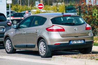 Reims caddelerine park etmiş Fransa Reims 15 Nisan 2021 Renault otomobili