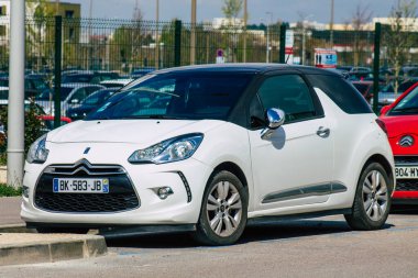 Reims caddelerine park etmiş Fransa 15 Nisan 2021 Citroen otomobili