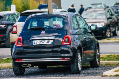 Reims caddelerinde park halindeki Fiat arabası 15 Nisan 2021 'de Fransa' yı ele geçirdi.
