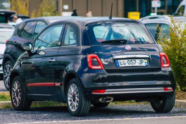 Reims caddelerinde park halindeki Fiat arabası 15 Nisan 2021 'de Fransa' yı ele geçirdi.