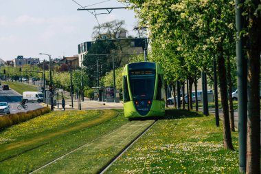 Reims, Fransa 'da 19 Nisan 2021 Coronavirus salgını sırasında Reims sokaklarında dolaşan yolcular için modern elektrikli tramvay.