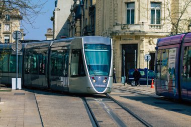 Reims, Fransa 'da 19 Nisan 2021 Coronavirus salgını sırasında Reims sokaklarında dolaşan yolcular için modern elektrikli tramvay.