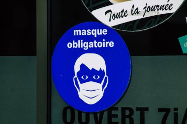 Reims, Fransa 'da 19 Nisan 2021 Coronavirus salgını sırasında Reims sokaklarında dolaşan yolcular için modern elektrikli tramvay.