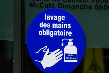 Reims, Fransa 'da 19 Nisan 2021 Coronavirus salgını sırasında Reims sokaklarında dolaşan yolcular için modern elektrikli tramvay.