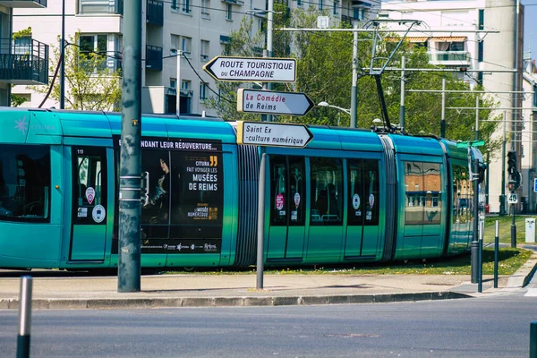 Реймс Франция Апреля 2021 Года Современный Электрический Трамвай Пассажиров Прокатившихся — стоковое фото