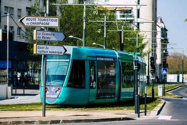 Reims Frankreich April 2021 Moderne Elektrische Straßenbahn Für Fahrgäste Die — Stockfoto