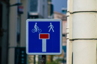 Reims şehir merkezindeki karayolu kullanıcısına bilgi sağlamak için yolun kenarına veya yukarısına dikilmiş Fransa 19 Nisan 2021 Sokak tabelası veya yol tabelası