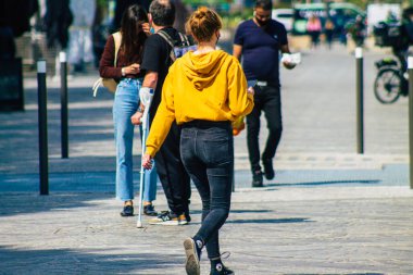Fransa 'yı sarsan koronavirüs salgını sırasında Reims sokaklarında yürüyen 19 Nisan 2021' de Fransa 'yı ele geçirdi.