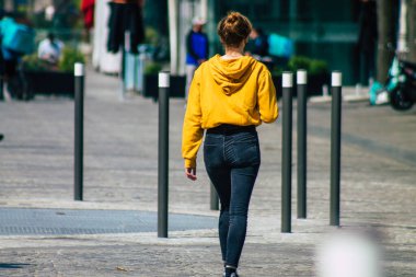 Fransa 'yı sarsan koronavirüs salgını sırasında Reims sokaklarında yürüyen 19 Nisan 2021' de Fransa 'yı ele geçirdi.