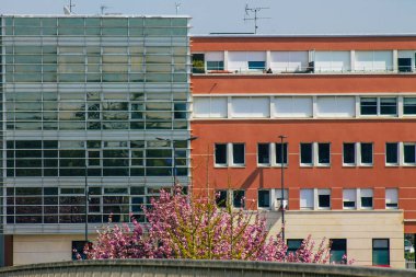Reims caddelerindeki Coronavirus salgını sırasında Fransa 'yı vuran binanın ön cephesi 19 Nisan 2021
