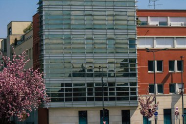 Reims caddelerindeki Coronavirus salgını sırasında Fransa 'yı vuran binanın ön cephesi 19 Nisan 2021