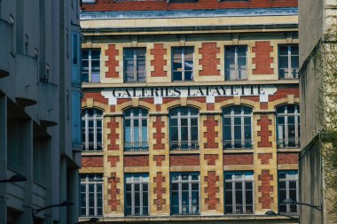 Reims caddelerindeki Coronavirus salgını sırasında Fransa 'yı vuran binanın ön cephesi 19 Nisan 2021