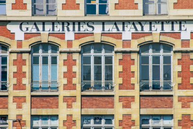 Reims caddelerindeki Coronavirus salgını sırasında Fransa 'yı vuran binanın ön cephesi 19 Nisan 2021