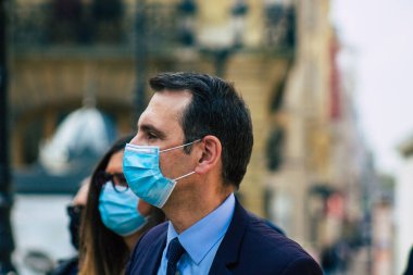 Reims France 20 Nisan 2021 Laurent Jacobelli, Rassemblement National sözcüsü Fransa 'daki Reims mahkemesi önünde düzenlenen polis kuvvetlerinin gösterisini destekliyor.