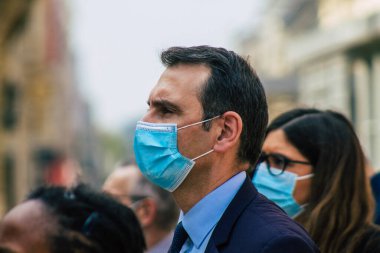 Reims France 20 Nisan 2021 Laurent Jacobelli, Rassemblement National sözcüsü Fransa 'daki Reims mahkemesi önünde düzenlenen polis kuvvetlerinin gösterisini destekliyor.