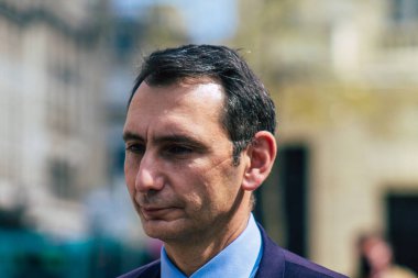 Reims France 20 Nisan 2021 Laurent Jacobelli, Rassemblement National sözcüsü Fransa 'daki Reims mahkemesi önünde düzenlenen polis kuvvetlerinin gösterisini destekliyor.