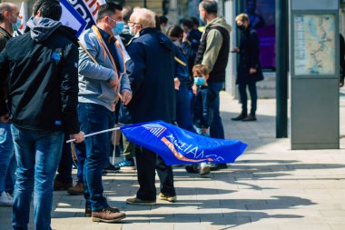 Fransa 'yı 20 Nisan 2021' de Fransa 'daki Reims mahkemesi önünde düzenlenen polis güçlerinin gösterisini anlatıyor.
