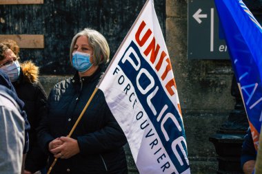 Fransa 'yı 20 Nisan 2021' de Fransa 'daki Reims mahkemesi önünde düzenlenen polis güçlerinin gösterisini anlatıyor.