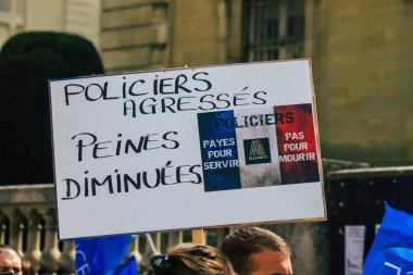 Fransa 'yı 20 Nisan 2021' de Fransa 'daki Reims mahkemesi önünde düzenlenen polis güçlerinin gösterisini anlatıyor.