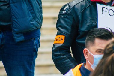 Fransa 'yı 20 Nisan 2021' de Fransa 'daki Reims mahkemesi önünde düzenlenen polis güçlerinin gösterisini anlatıyor.