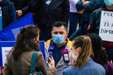 Fransa 'yı 20 Nisan 2021' de Fransa 'daki Reims mahkemesi önünde düzenlenen polis güçlerinin gösterisini anlatıyor.