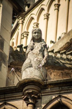 Fransa 'yı 20 Nisan 2021' de, Fransa 'nın Grand Est bölgesindeki tarihi bir eser olan Notre Dame de Reims katedralinin dış cephesine yerleştirdi.