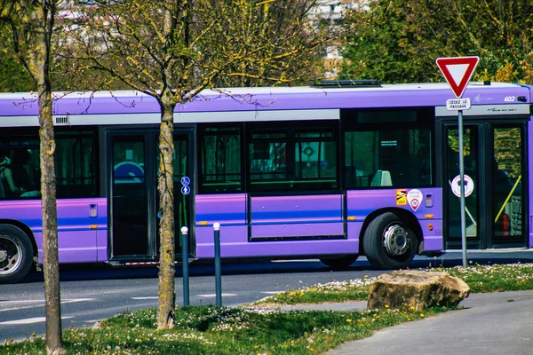 Реймс Франция Апреля 2021 Автобус Проезжающий Улицам Реймса Время Вспышки — стоковое фото