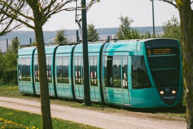 Reims, Fransa 'da 23 Nisan 2021 Coronavirus salgını sırasında Reims sokaklarında dolaşan yolcular için modern elektrikli tramvay.