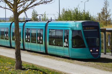 Reims, Fransa 'da 23 Nisan 2021 Coronavirus salgını sırasında Reims sokaklarında dolaşan yolcular için modern elektrikli tramvay.