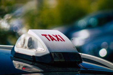 Fransa 'da 23 Nisan 2021' de Coronavirus salgını sırasında Reims caddelerinde araba sürerek Fransa 'yı ele geçirdi.