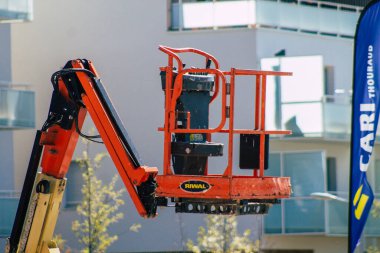 23 Nisan 2021 'de Fransa' yı saran Coronavirus salgını sırasında Reims şehir merkezindeki yeni bir binanın şantiyesinde bulunan makine Fransa 'yı ele geçirdi.