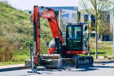 23 Nisan 2021 'de Fransa' yı saran Coronavirus salgını sırasında Reims şehir merkezindeki yeni bir binanın şantiyesinde bulunan makine Fransa 'yı ele geçirdi.