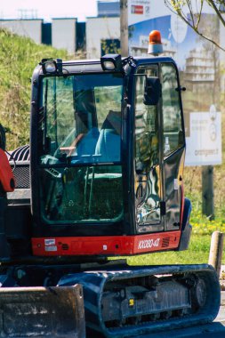 23 Nisan 2021 'de Fransa' yı saran Coronavirus salgını sırasında Reims şehir merkezindeki yeni bir binanın şantiyesinde bulunan makine Fransa 'yı ele geçirdi.