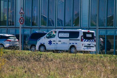 Fransa 'yı 23 Nisan 2021' de Coronavirus salgını sırasında Reims sokaklarından geçen ambulans Fransa 'yı ele geçirdi.
