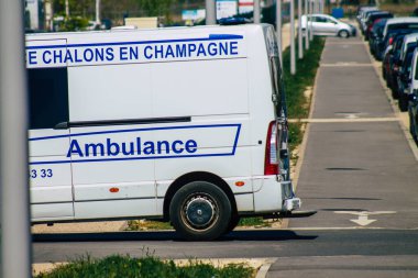 Fransa 'yı 23 Nisan 2021' de Coronavirus salgını sırasında Reims sokaklarından geçen ambulans Fransa 'yı ele geçirdi.
