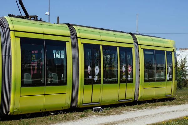 Reims France Kwietnia 2021 Nowoczesny Tramwaj Elektryczny Dla Pasażerów Poruszających — Zdjęcie stockowe