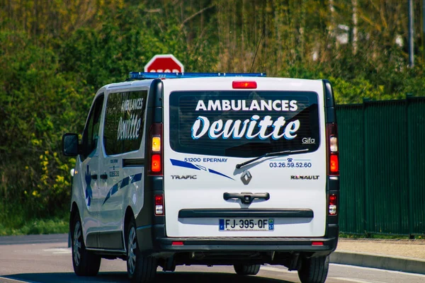 Reims France Dubna 2021 Sanitka Projíždějící Ulicemi Remeše Během Epidemie — Stock fotografie