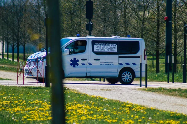 Reims Francia Aprile 2021 Ambulanza Guida Strade Reims Durante Epidemia — Foto Stock