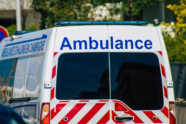 Reims França Abril 2021 Ambulância Dirigindo Pelas Ruas Reims Durante — Fotografia de Stock