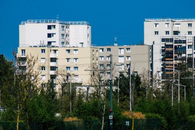 Fransa 'yı 25 Nisan 2021' de Coronavirus salgını sırasında Reims sokaklarında bir binanın cephesine yerleştirdi.